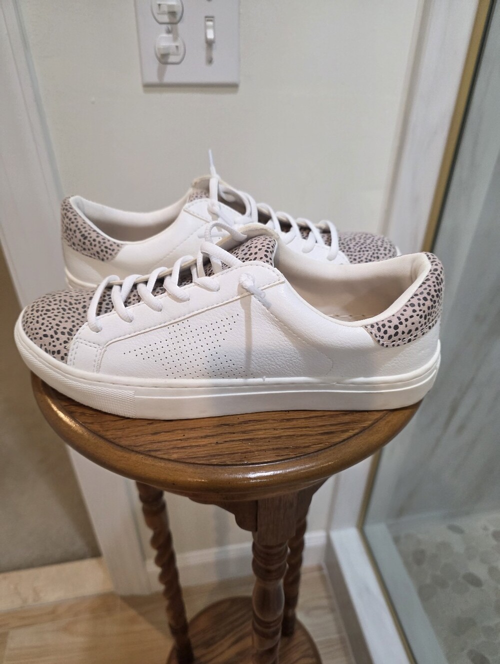 Universal Thread Women's White Casual Sneakers with Light Speckled Accent